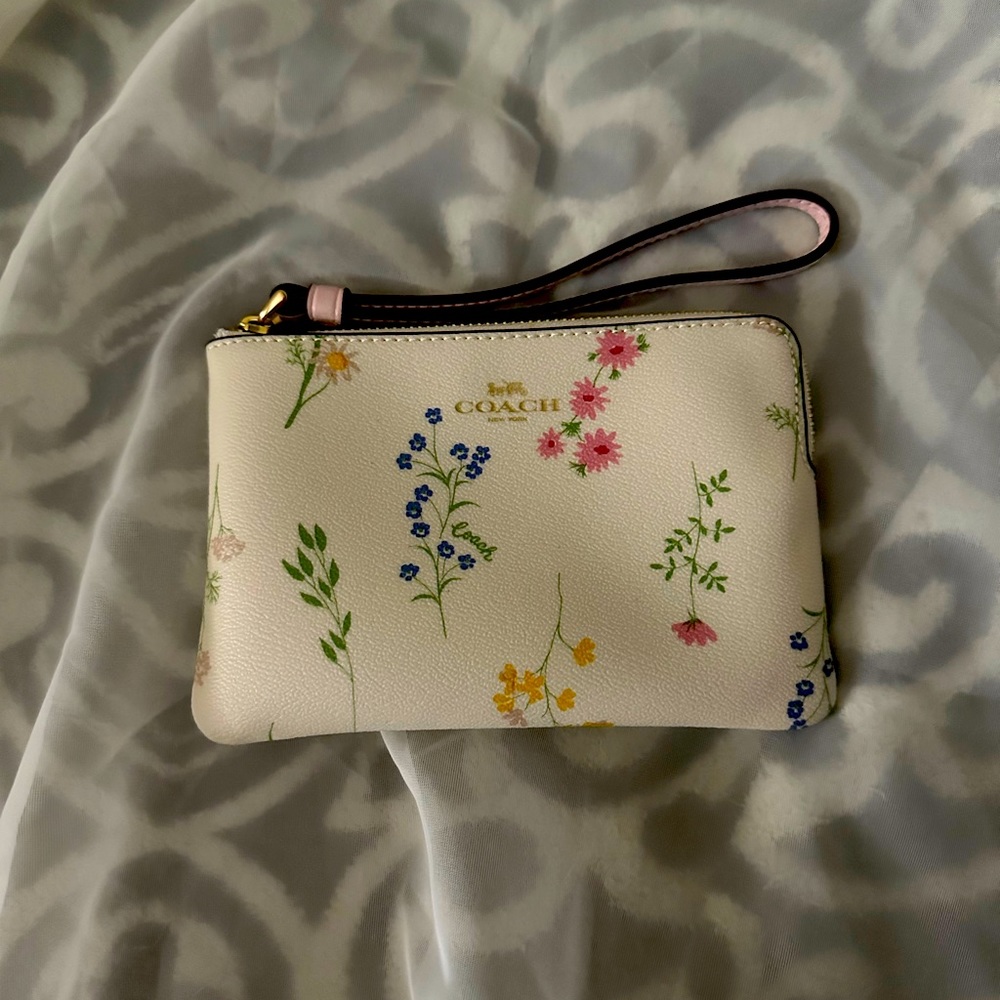 NWT Wristlet With Spaced Wildflower Print